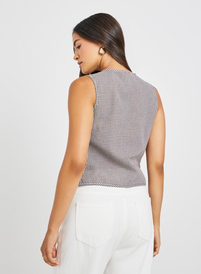 ستايلي بلوزة بلا أكمام بطبعات مربعات وربطة عنق - Image 4